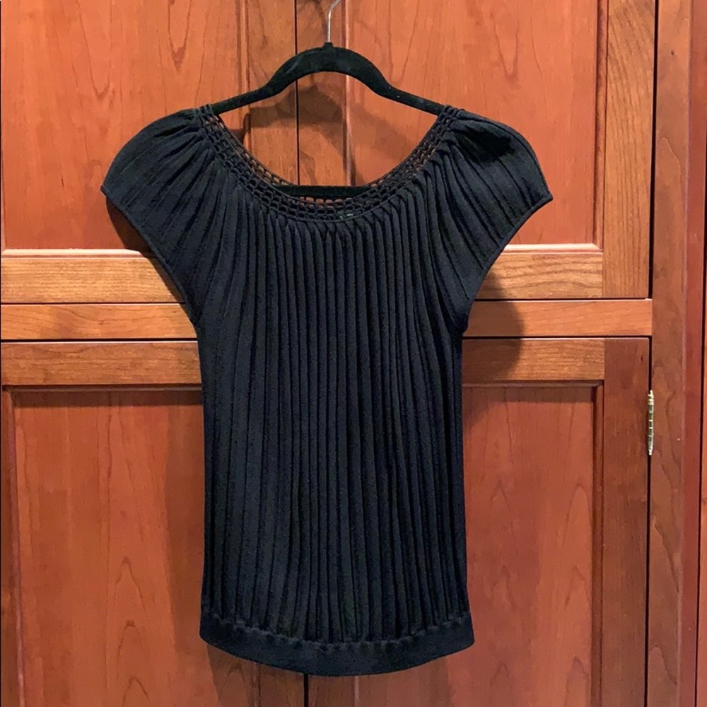 Black W top